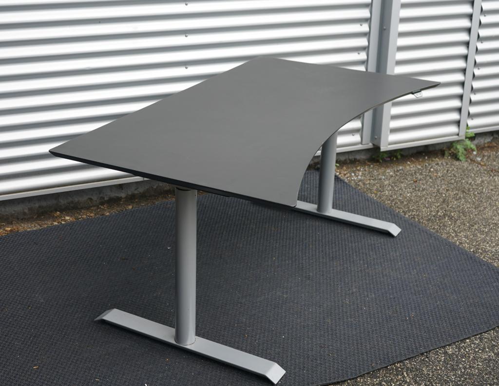 Cube Design hæve-sænkebord 160x90 cm i sort set fra siden med elegant buet bordplade.